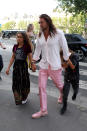 Stiefpapa Jason Momoa kam zum Pre-Wedding-Dinner mit seinen Kindern Nakoa-Wolf Manakauapo und NamaKaeha. Der GoT-Star schlüpfte dafür in eine Kombi aus zartrosafarbenem Hemd, rosa Satinhose und rosa Loafers. Bei jedem anderen Mann würde dieses Outfit vermutlich lächerlich aussehen, doch Jason Momoa kann's tragen! (Bild: Getty Images)