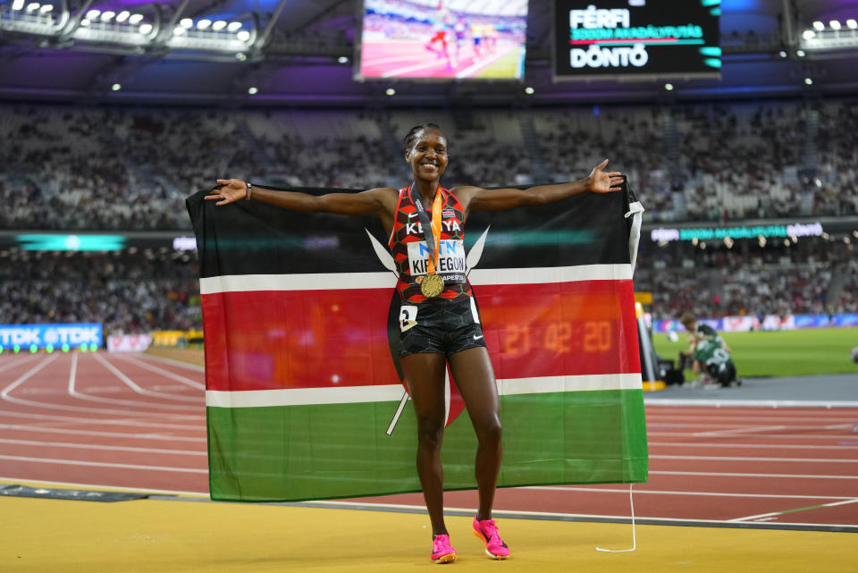 La keniana Faith Kipyegon celebra tras ganar la medalla de oro de los 1.500 metros femeninos en el Mundial de atletismo, el martes 22 de agosto de 2023. (AP Foto/Petr David Josek)