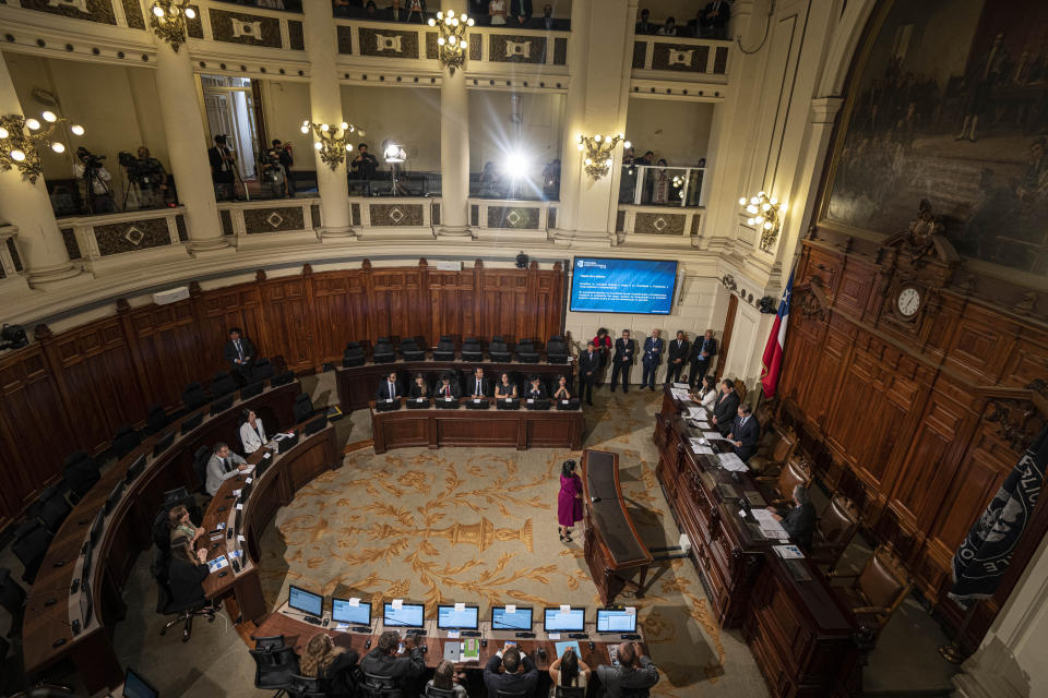 Expertos constitucionales se reúnen para comenzar a redactar una nueva propuesta constitucional en el Congreso Nacional en Santiago de Chile, el lunes 6 de marzo de 2023. (AP Foto/Esteban Felix)