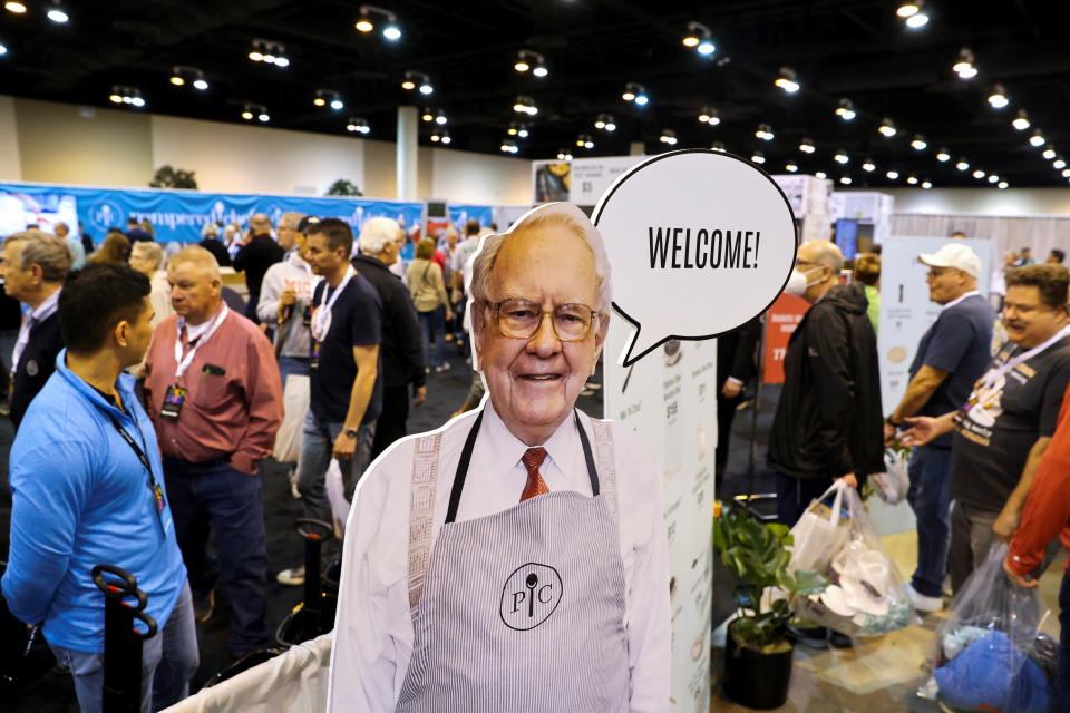 Ett utklippt foto av Berkshire Hathaways vd Warren Buffett välkomnar investerare och gäster i Omaha, Nebraska, 29 april 2022. REUTERS/Scott Morgan