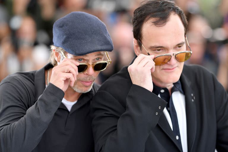 Brad Pitt y Quentin Tarantino se divierten mientras cientos de cámaras los enfocan, antes de hablar con los periodistas sobre su último film