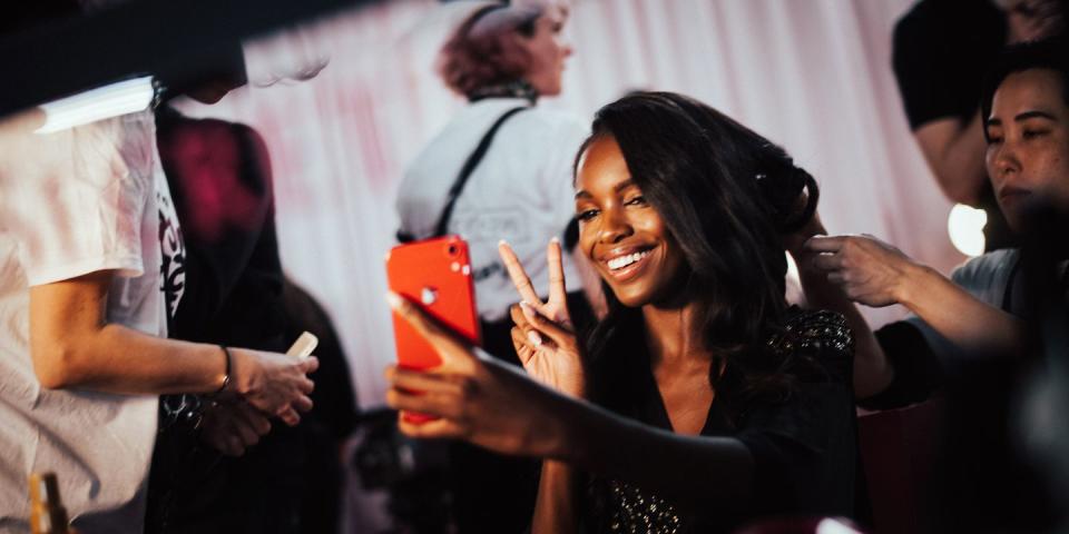 <p>Leomie Anderson snaps a selfie while getting her hair done.</p>