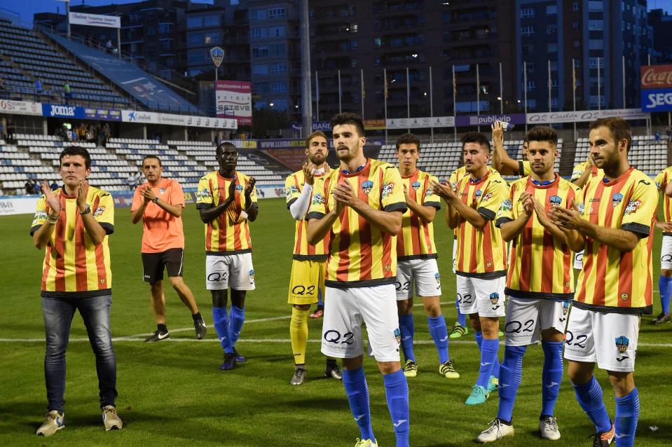 Los jugadores del Lleida lucen la camiseta de la <em>senyera</em> tras el partido contra el Atlético Saguntino. Foto: Twitter Lleida Esportiu.