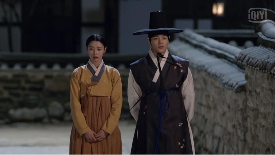 Sung Yi Gyeom (Kim Myungsoo, right) and Hong Da In (Kwon Nara) talk awkwardly about their feelings for each other in Royal Secret Agent.