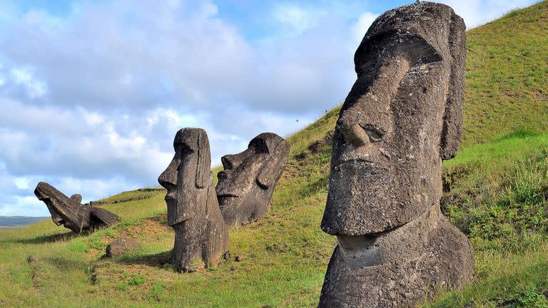 Unas 1.000 estatuas de piedra, conocidas como moáis, se alzan en la Isla de Pascua.