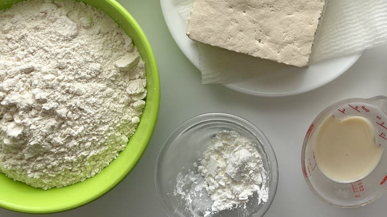 bowl of flour and cornstarch