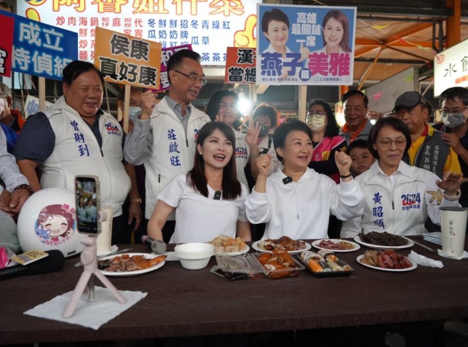 高市第六選區選情熱，盧秀燕陪同陳美雅掃街拜票。（圖：陳美雅議員提供）