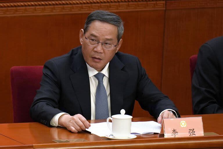 El primer ministro chino Li Qiang asiste a la sesión de apertura de la Conferencia Consultiva Política del Pueblo Chino en el Gran Salón del Pueblo en Pekín, el lunes 4 de marzo de 2024.