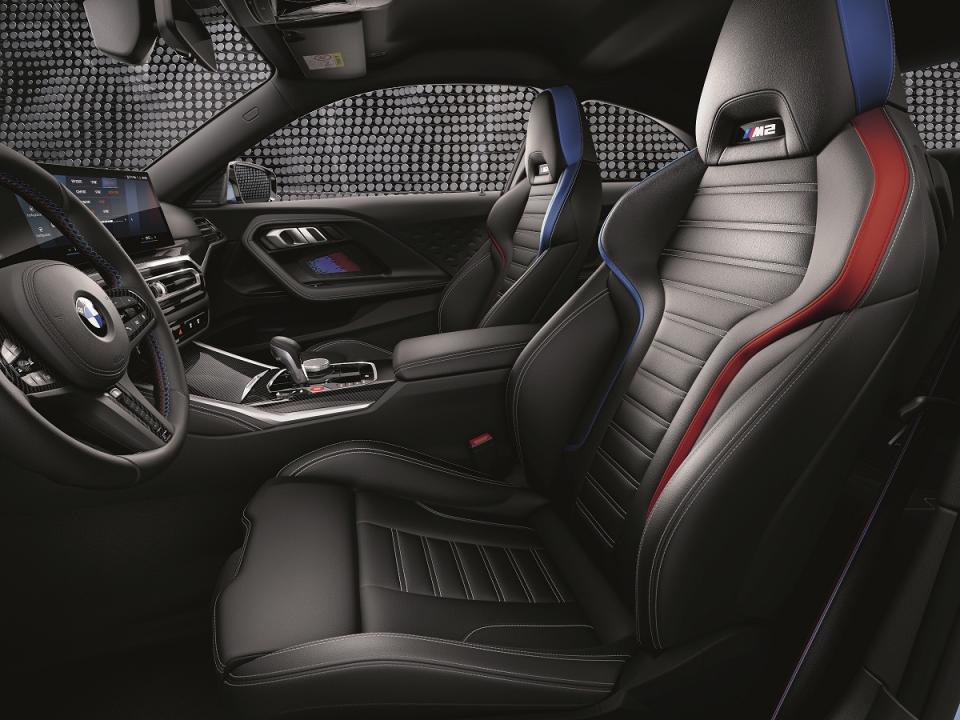首次出現在BMW車款中以M品牌三色識別色彩包圍的Vernasca真皮M雙前座跑車座椅，以黑色皮革對襯鮮明的藍、紫、紅色彩，點綴發光的M2車型銘牌標誌，是此次全新世代BMW M2的內裝重點之一。