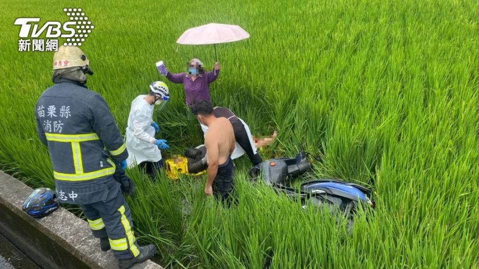 騎士遭撞，連人帶車飛進路旁田地，受傷送醫治療。（圖／TVBS）