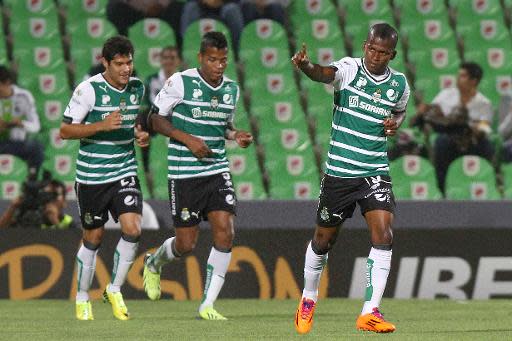 El delantero colombiano Carlos Darwin Quintero (D) celebra con sus compañeros del Santos Laguna de México Andrés Rentería (C) y Javier Orozco (I) un gol frente al uruguayo Peñarol durante un partido de la Copa Libertadores de América jugado el 25 de marzo de 2014 en Torreón (AFP | Edgar Quintana)