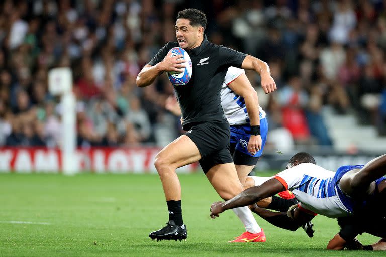 Anton Lienert-Brown escapa rumbo al in-goal; el centro hizo uno de los 11 tries de All Blacks.