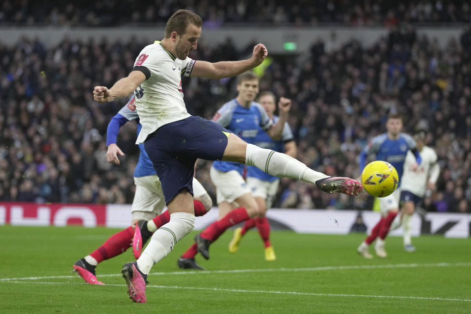 Harry Kane del Tottenham dispara en un intento de anotar durante el partido de la Copa FA contra el Portsmouth, en Londres, el sábado 7 de enero de 2023. (AP Foto/Kin Cheung)