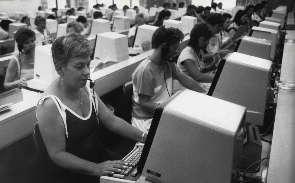 Employees of Australia’s Totalisator Agency Board take and place bets over the phone in 1985. <a href="https://www.gettyimages.com/detail/news-photo/tabs-21st-birthday-the-tab-telephone-betting-service-news-photo/1080252258?adppopup=true" rel="nofollow noopener" target="_blank" data-ylk="slk:Fairfax Media Archives/Getty Images;elm:context_link;itc:0;sec:content-canvas" class="link ">Fairfax Media Archives/Getty Images</a>