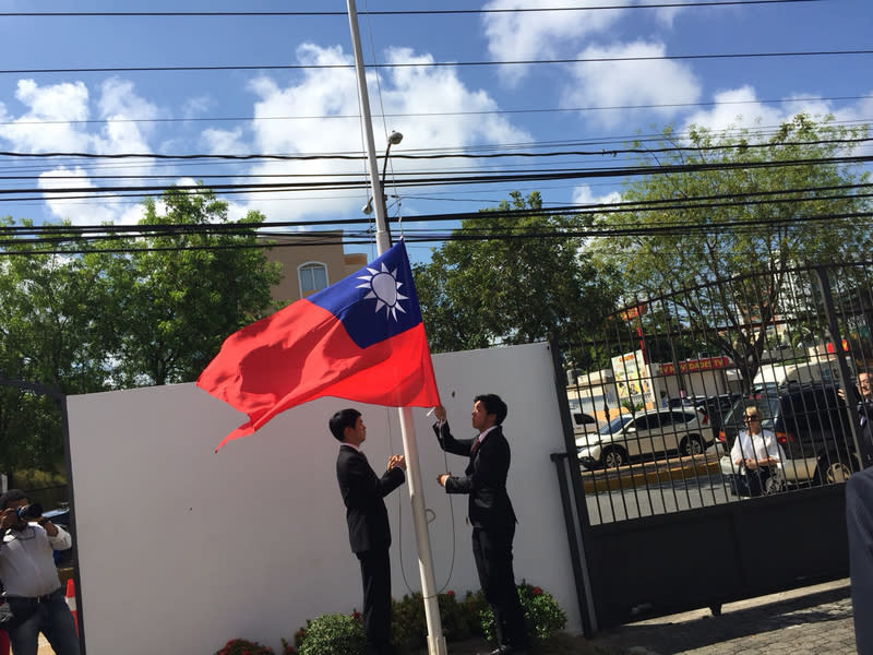 中華民國與多明尼加斷交後，駐多明尼加大使館於當地時間1日下午，舉行降旗典禮。（僑委會提供）