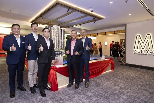 Mah Sing’s senior management team celebrating the opening of M Zenya sales gallery. (From left) Mah Sing’s Chief Executive Officer of Property Subsidiaries, Yeoh Chee Beng; Deputy Group Chief Executive Officer & Executive Director, Lionel Leong; Group Chief Executive Officer & Executive Director, Dato’ Voon Tin Yow; Founder and Group Managing Director, Tan Sri Dato' Sri Leong Hoy Kum and Executive Director, Dato’ Steven Ng Poh Seng.