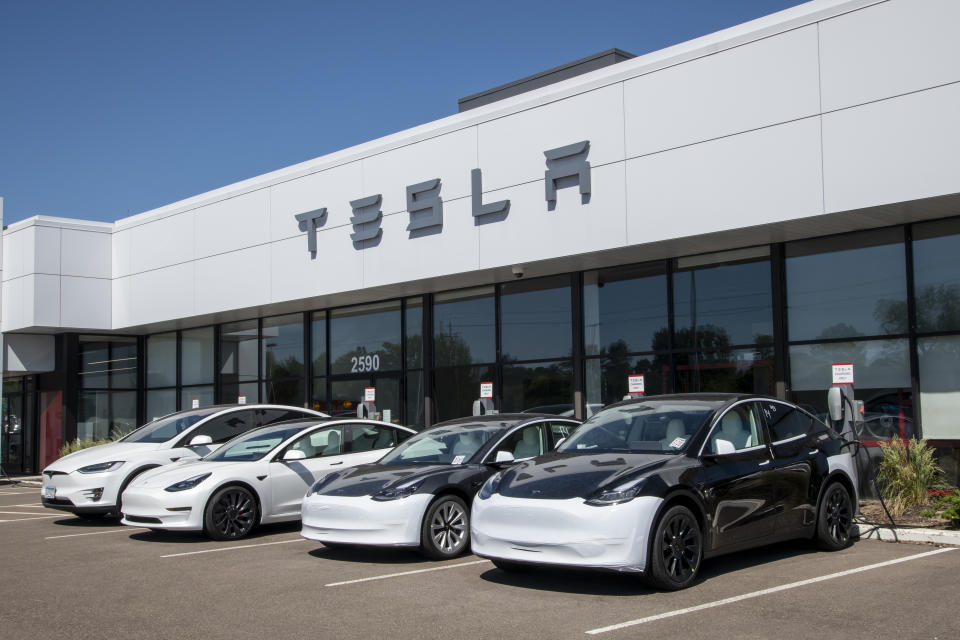 Maplewood, Minnesota. Tesla car dealership. Cars at charging stations. Tesla, Inc. is an American electric vehicle and clean energy company. (Photo by: Michael Siluk/UCG/Universal Images Group via Getty Images)