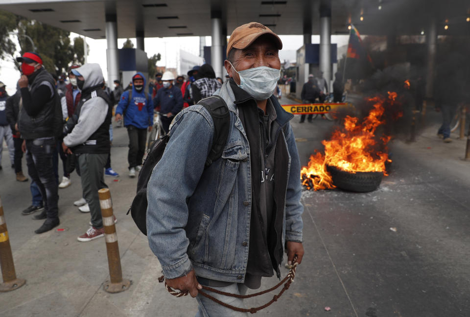 Un manifestante con una máscara para protegrse del COVID-19 se une a una protesta contra el aplazamiento de las elecciones presidenciales en El Alto, Bolivia, el martes 11 de agosto de 2020. (AP Foto/Juan Karita)