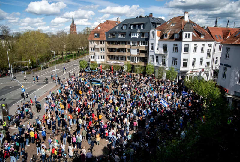 Numerous people take part in a rally on Julius-Mosen-Platz in Oldenburg's city center to show their solidarity with the city's Jewish community, following an arson attack on a synagogue on April 5. Hauke-Christian Dittrich/dpa