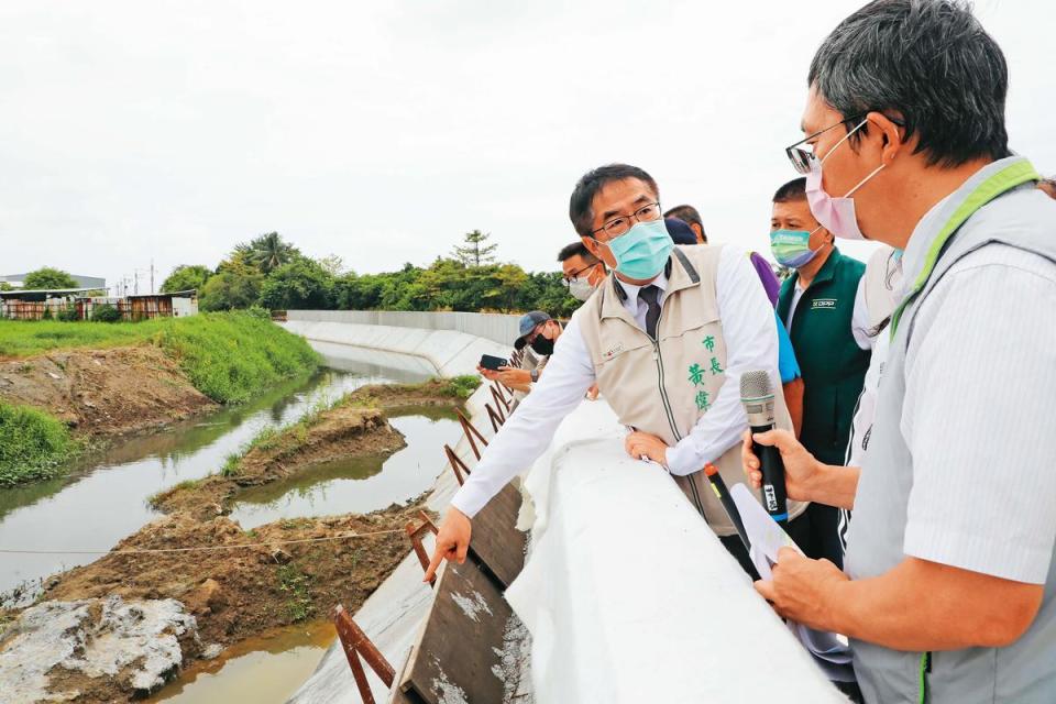 水患曾是台南市民的惡夢，黃偉哲上任後多次會勘，全力治水。（台南市政府提供）