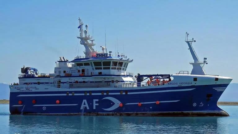 El barco pesquero “Argos Georgia” navegaba cerca de las Islas Malvinas en busca de merluza negra cuando sufrió una rotura del saco y terminó hundiéndose