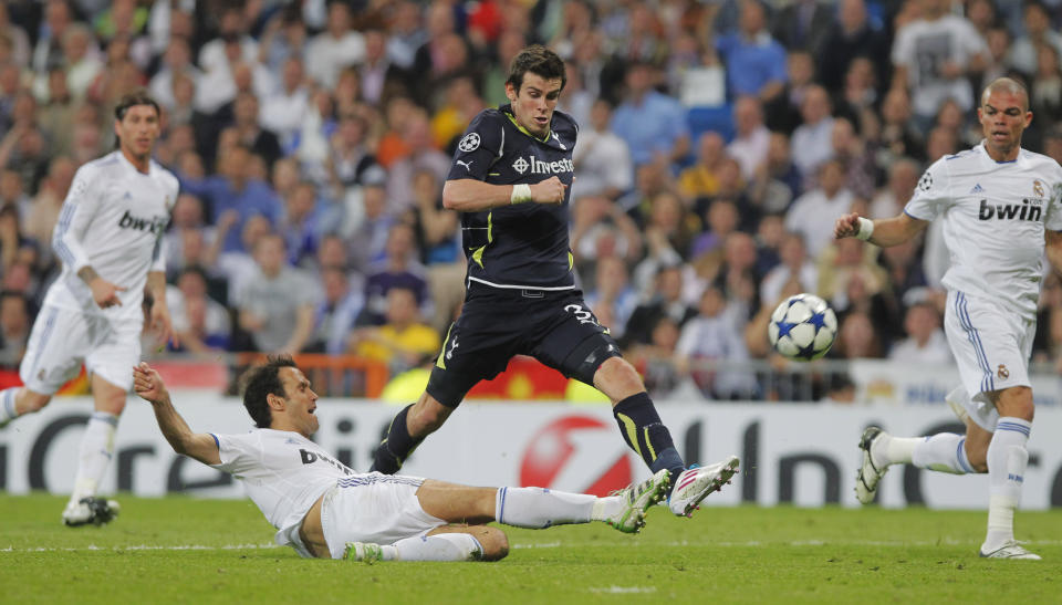 FILE - Real Madrid's Ricardo Carvalho from Portugal, second left, vies for the ball with Tottenham Hotspur's Gareth Bale of Wales, centre, during their quarter final, 1st leg Champions League soccer match at the Santiago Bernabeu stadium in Madrid, Tuesday April 5, 2011. (AP Photo/Andres Kudacki, File)