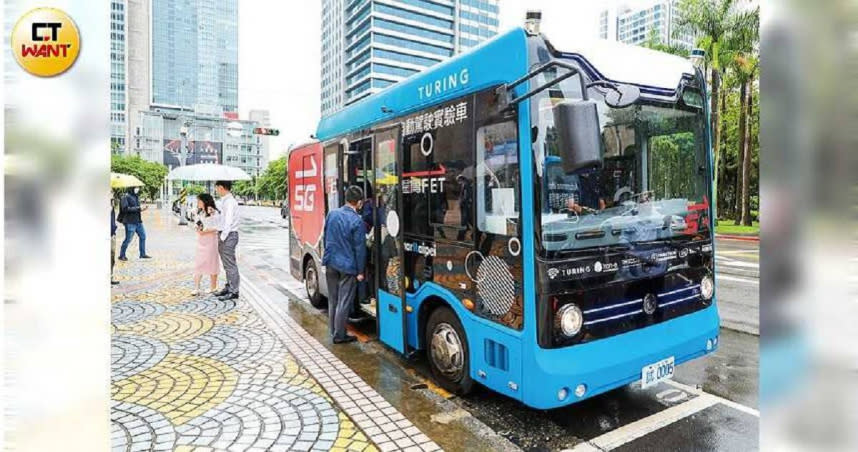 法人建議可逢低布局，以定期定額拉長投資戰線。（示意圖／馬景平攝）