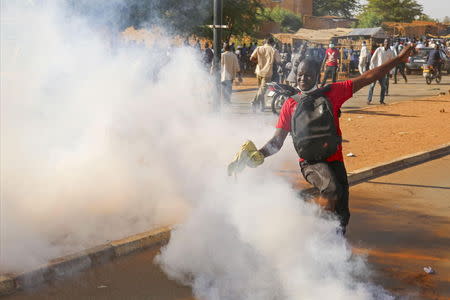 Supporters of opposition leader Hama Amadou protest in the street in Niamey, Niger, November 14, 2015. REUTERS/Tagaza Djibo