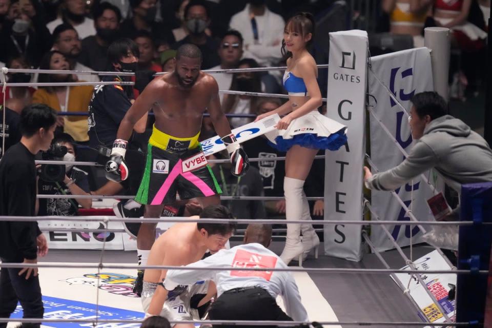 Mayweather fiel und stoppte seinen Gegner am Ende der zweiten Runde in Saitama, Japan (AP)