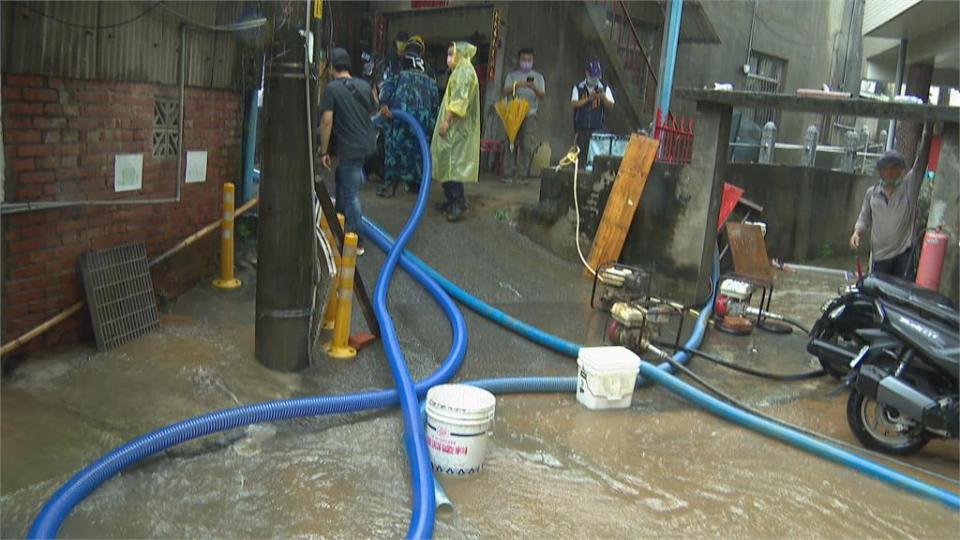 山坡水田積水？　泥流雨水灌民宅　烏日成功東路30多戶大淹水