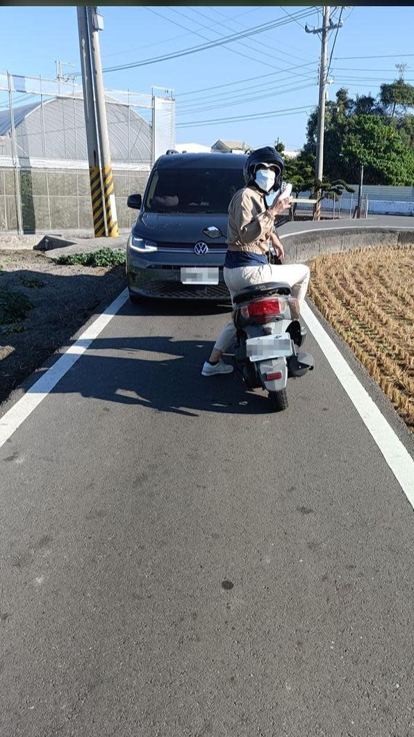 後方民眾上前勸讓未果。（圖／翻攝自臉書我是永靖人枝仔冰）