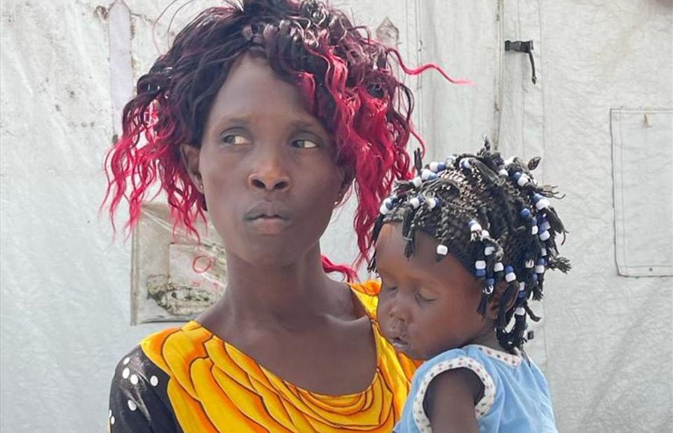 Nyanchiew Koang holds her 18-month-old daughter   Nyakuoeh outside a makeshift nutrition clinic in Canal Pigi, Jonglei state, South Sudan. Koang's older daughter walked for three days carrying Chocho, who's too weak to walk herself, to get to the clinic. / Credit: CBS News
