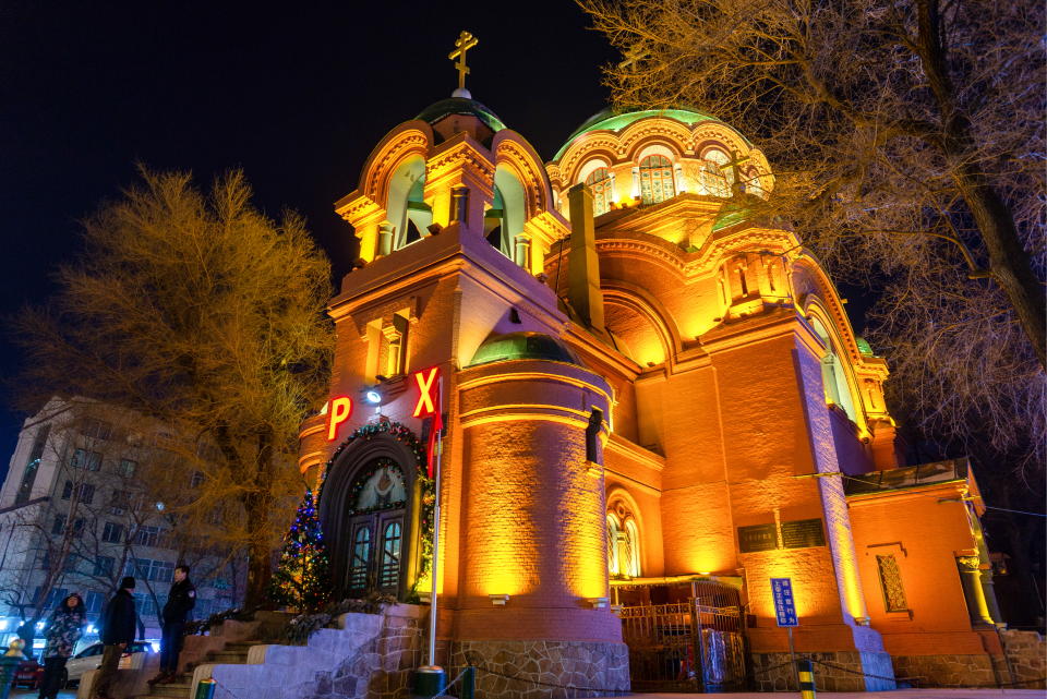 A Christmas liturgy at the Church of the Intercession. (Photo: Artyom Ivanov\TASS via Getty Images)