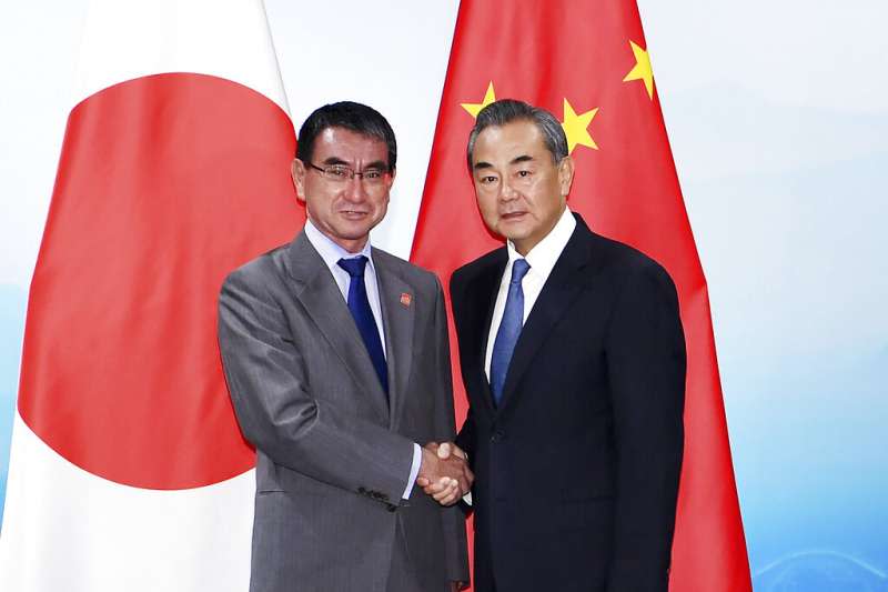 中國外交部長王毅與日本外相河野太郎21日在北京見面。（美聯社）