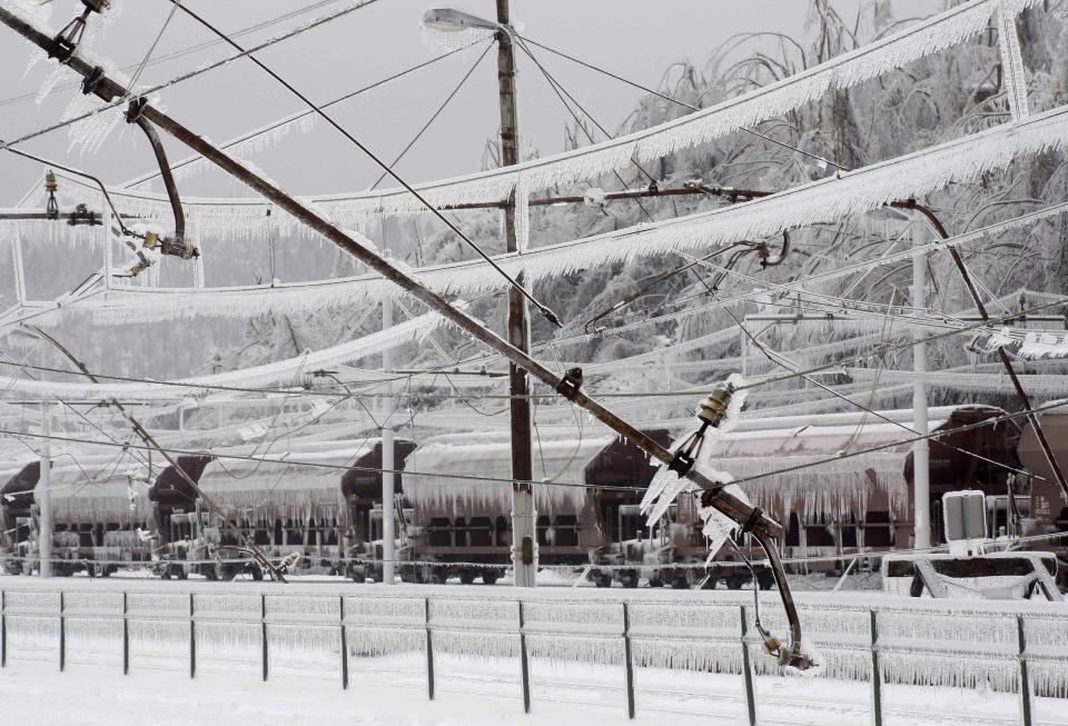 El hielo cubrió los cables de energía de la estación de trenes de Postojna. REUTERS/Srdjan Zivulovic