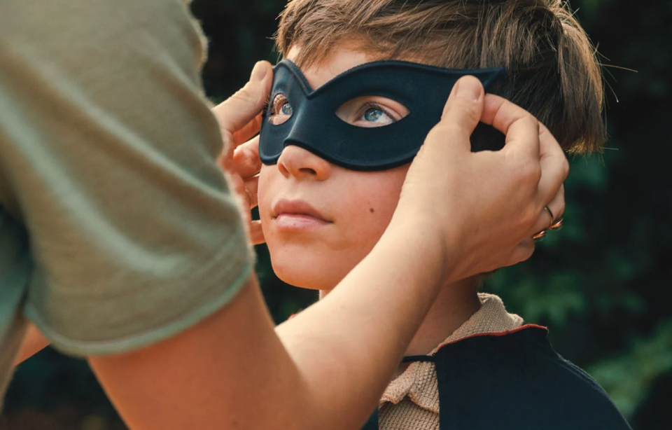 Charlie Vauselle masqué, ici dans « L’Île rouge » de Robin Campillo.