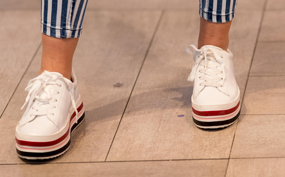 <p>Turnschuhe sind so beliebt wie noch nie. Plateau-Sneakers aus den 90ern erleben ebenfalls ein Revival. Das Gute: Die dicken Sohlen machen die Schuhe nicht nur zu echten Hinguckern, sie schummeln dich auch einige Zentimeter höher. (Bild: Getty Images) </p>