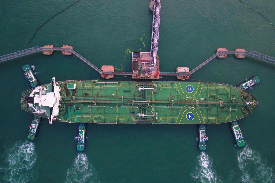 Schlepper schieben einen Öltanker zum Empfangsterminal in Qingdao in der ostchinesischen Provinz Shandong. (Symbolbild) - Copyright: Yu Fangping/Future Publishing via Getty Images