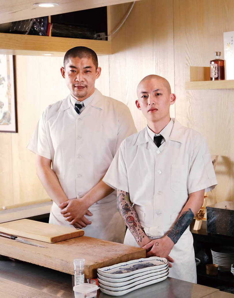 負責熟食的楊石生主廚（左）及負責冷台的林岳陞師傅（右）。（圖／于魯光攝）