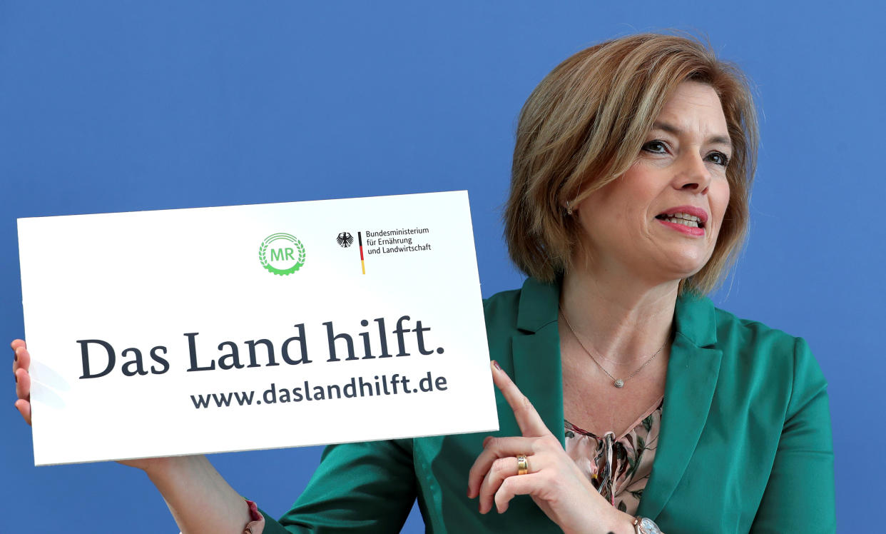 Das Portal "Das Land hilft" kann den Bedarf an Erntehelfern bislang nicht decken (Bild: Michael Sohn/Pool via Reuters)