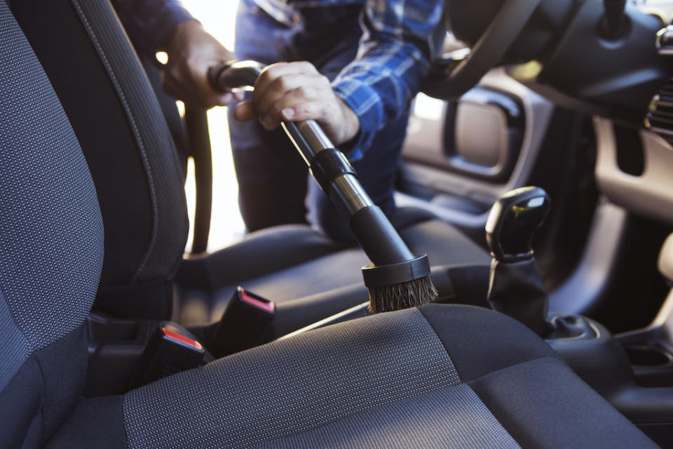 Pour nettoyer les sièges, les sols et les petits recoins d'une voiture, l'aspirateur est idéal. (Photo : Getty Images)