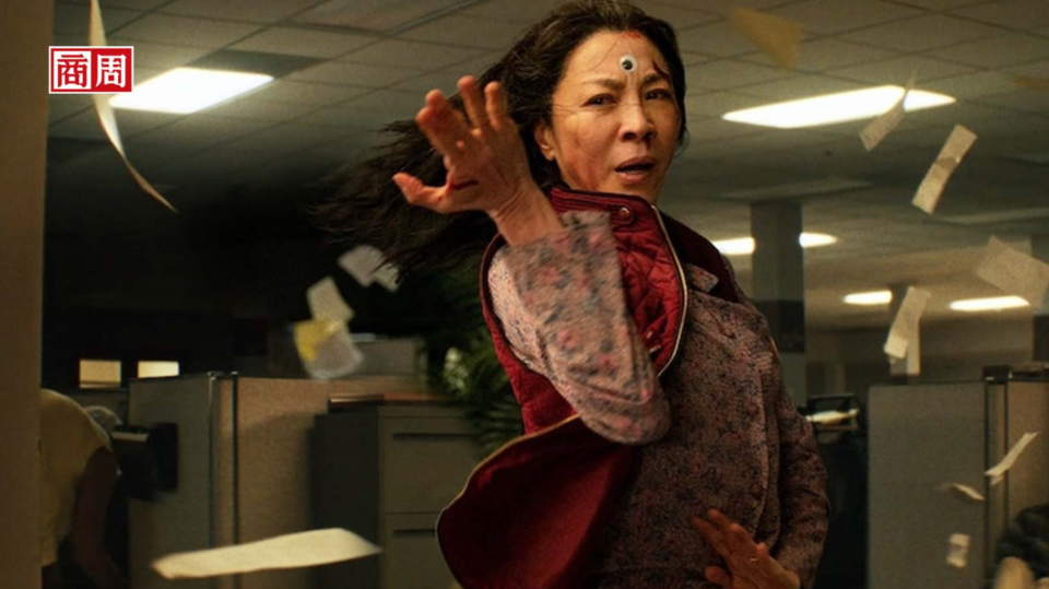 以《媽的多重宇宙》一片，首位入圍奧斯卡最佳女主角獎的亞洲演員楊紫瓊。(來源：IMDb)