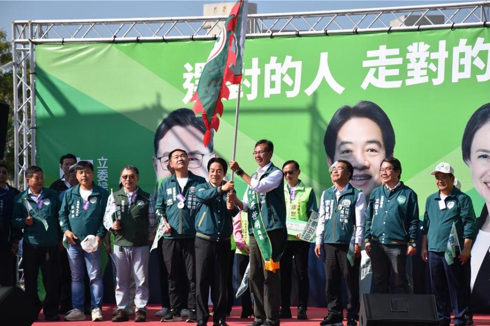 苗栗縣一選區立委參選人康世明也同在9日上午，舉辦竹南競選總部成立大會，由總統參選人賴清德授戰旗。（謝明俊攝）