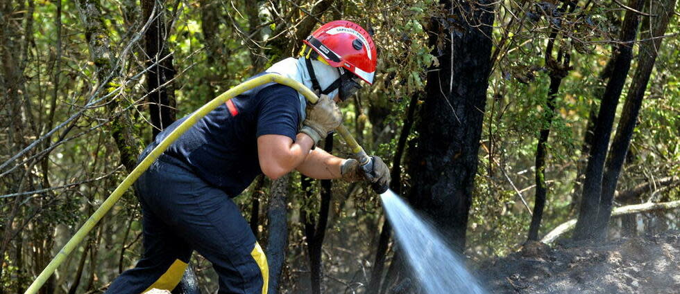 En Aveyron, un violent incendie est toujours en cours. La baisse des températures et l'arrivée de la pluie pourraient jouer en faveur des pompiers.  - Credit:Midi Libre / MAXPPP / PHOTOPQR/LE MIDI LIBRE/MAXPPP