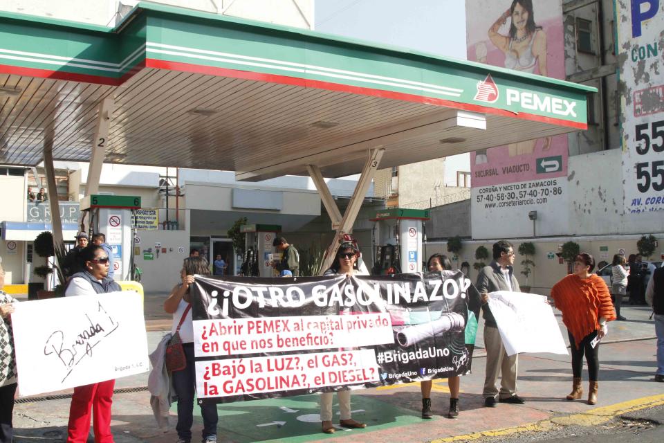 EUM20170103NAC32.JPG CIUDAD DE MÉXICO Protest/Protesta-Alza Gasolina.- Un grupo de personas se manifiesta frente a una gasolinera al sur de esta capital debido al alza en los precios del hidrocarburo, martes 3 de enero de 2017. Foto: Agencia EL UNIVERSAL/Irvin Olivares/EVZ