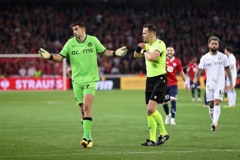 Emiliano Martinez acaba de ser amonestado por segunda vez y Rémy Cabella, de Lille, reclama desde lejos; Dibu no fue expulsado a raíz de una cambio reglamentario introducido en los últimos años por FIFA.