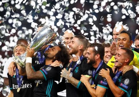 Foto del martes del plantel del Real Madrid celebrando la obtención de la Supercopa de Europa. Ago 8, 2017. REUTERS/Ognen Teofilovski