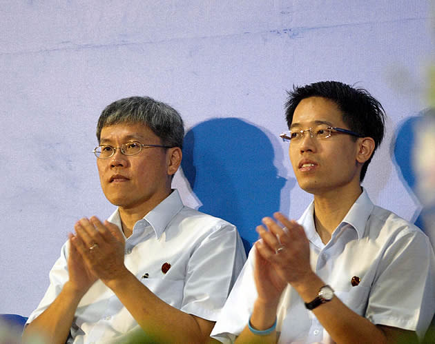 Hougang MP Png Eng Huat and NCMP Gerald Giam applaud the speeches of one of their fellow speakers. (Yahoo! photo)