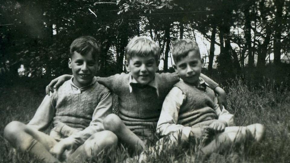 John Fieldsend (derecha) con su hermano Arthur (izquierda) y John, el hijo de sus padres de acogida.