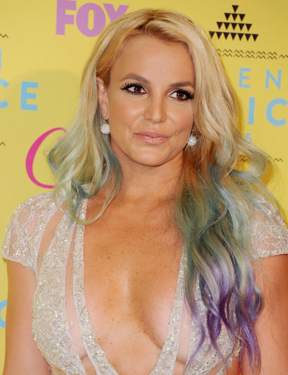 Britney Spears serait-elle nostalgique de sa période Disney ? Elle n’a pas hésité le tie and dye version arc-en-ciel. Un parti pris osé qui lui va plutôt bien.